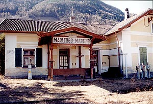 Vorderansicht des Marlinger Bahnhofes