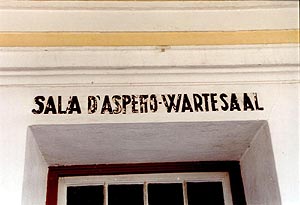 Bahnhof Marling: Beschriftung SALA D'ASPETTO - WARTESAAL